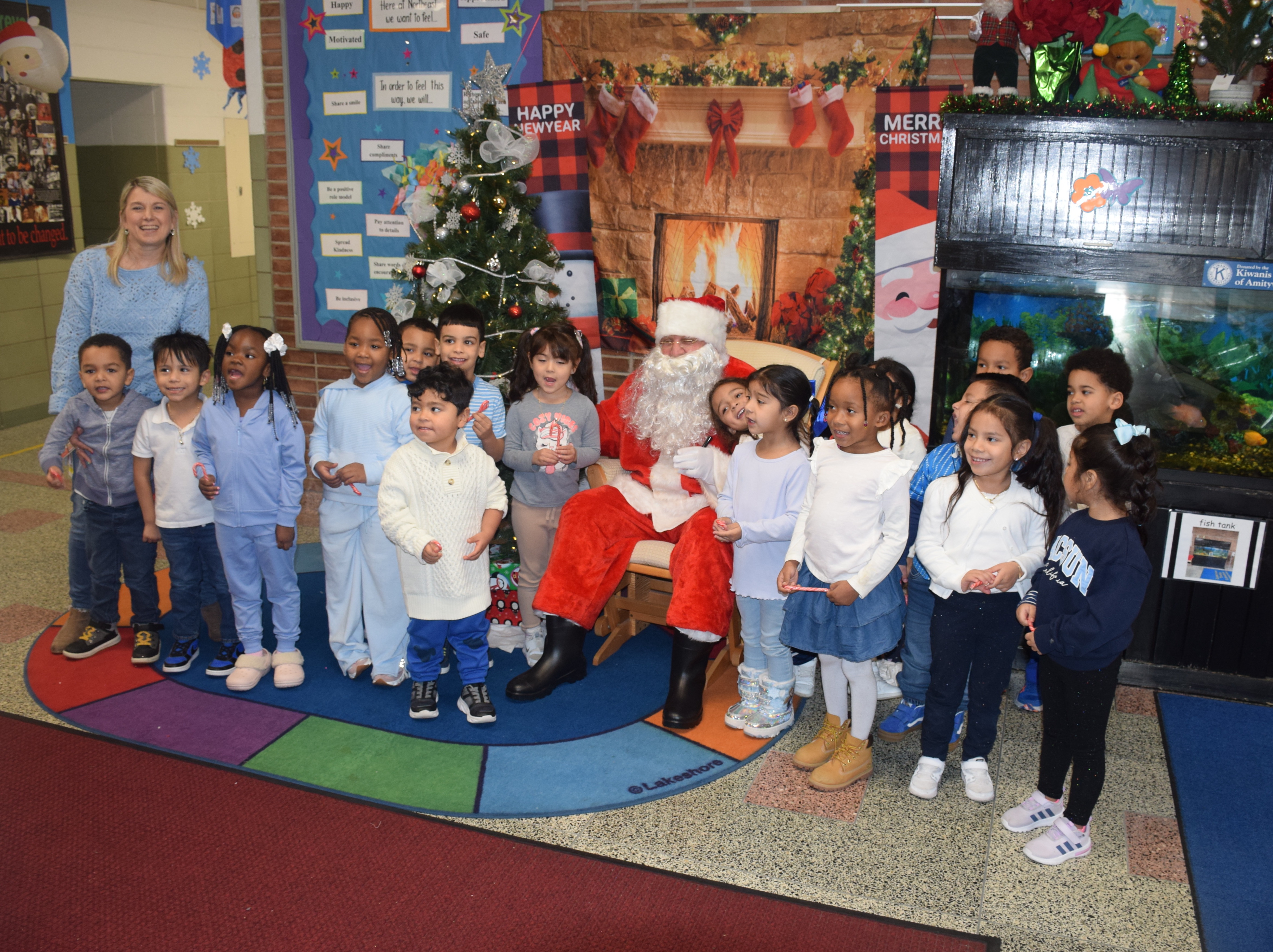 Santa Claus visita a estudiantes Pre-K de la Northeast Elementary School