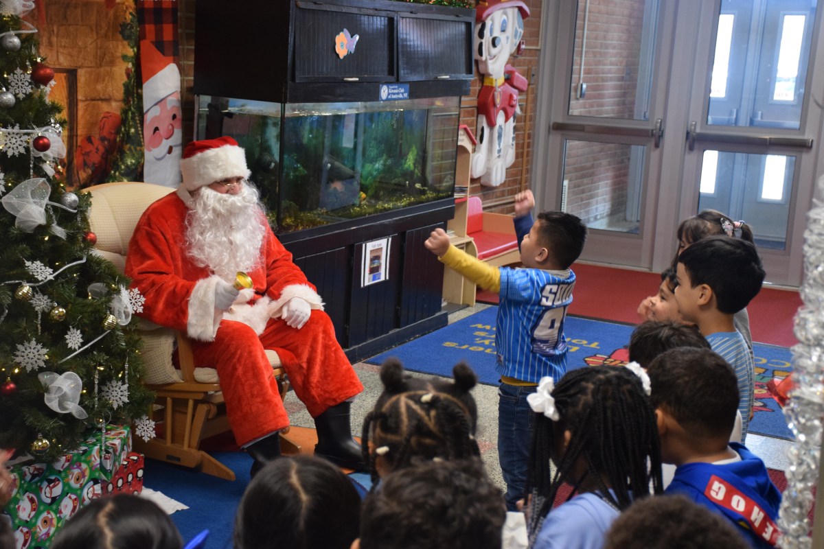 Santa Claus visita a estudiantes Pre-K de la Northeast Elementary School