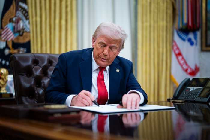 Trump firma orden para penalizar a las "Ciudades Santuario" que no colaboren con agentes de inmigración