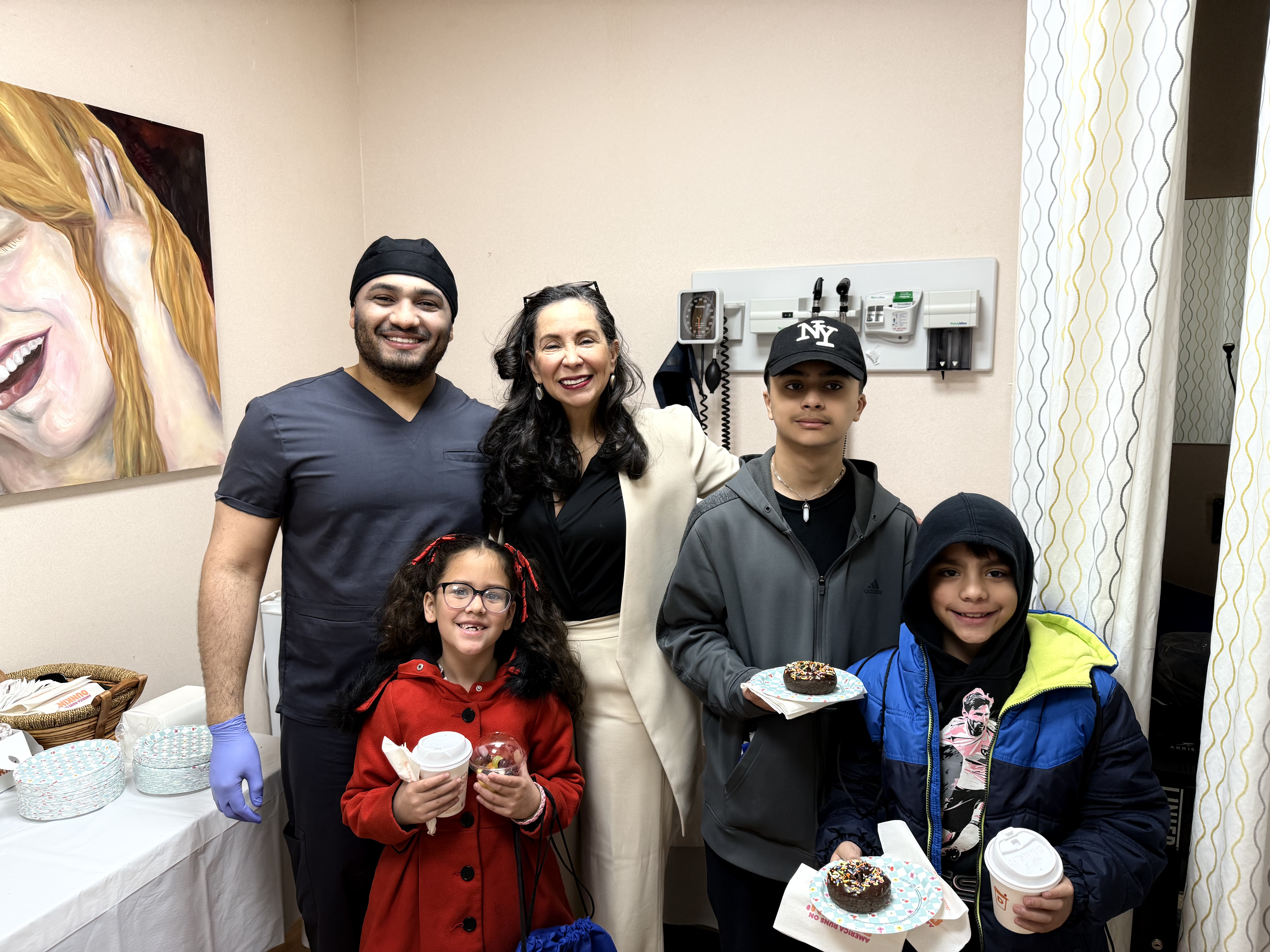 Doctora hispana de Huntington ofrece un espacio seguro para familias inmigrantes
