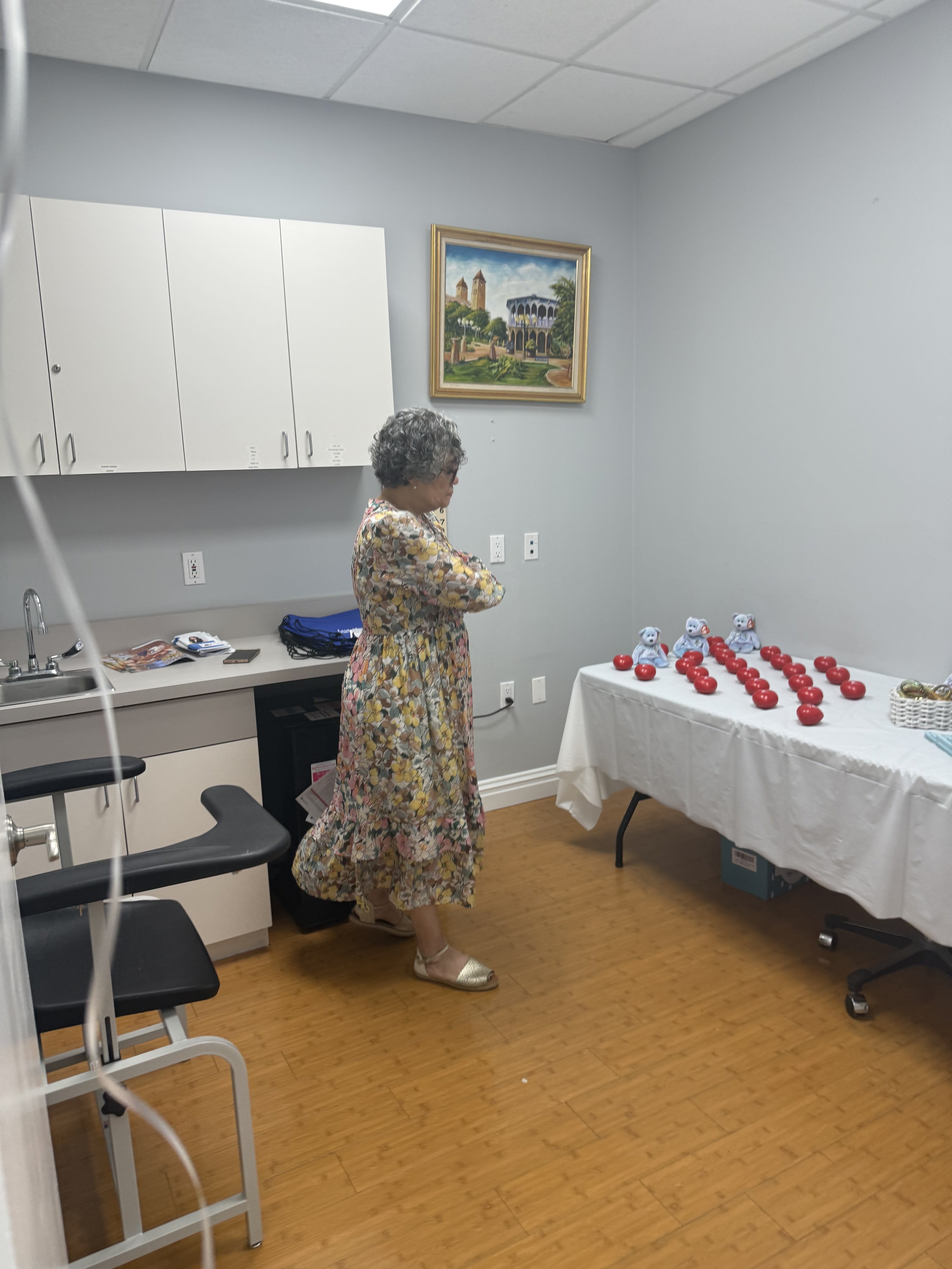 Doctora hispana de Huntington ofrece un espacio seguro para familias inmigrantes