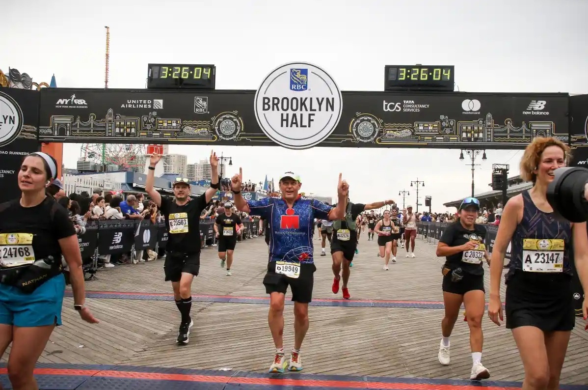 Corredores desafían al calor y humedad extremos en la Media Maratón RBC de Brooklyn 2025