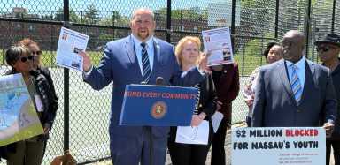 Critican al gobierno de Nassau por negarse a financiar reparaciones en parque de Hempstead y otros proyectos juveniles
