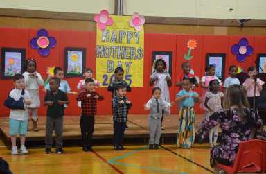 Estudiantes de prekínder de Amityville rinden sentido homenaje a las madres